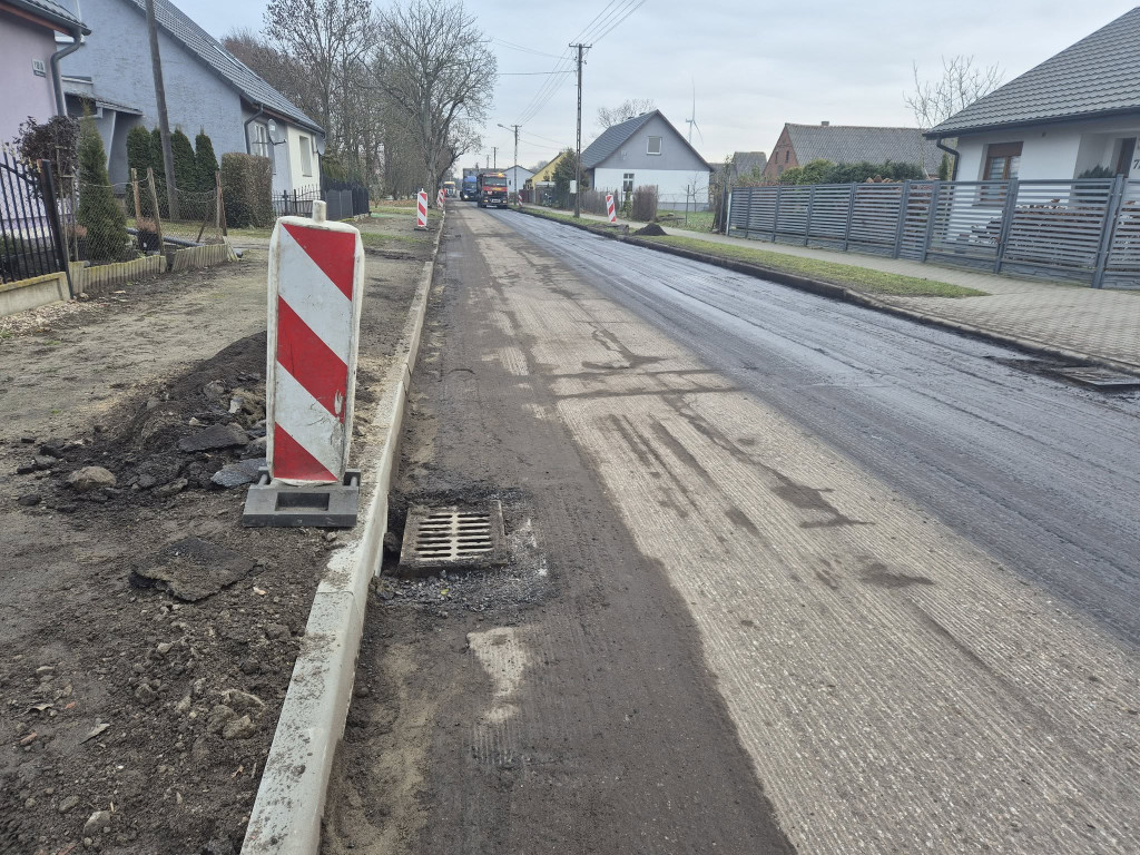 Trwa przebudowa odcinka drogi powiatowej w Młotkowie, w gminie Wysoka