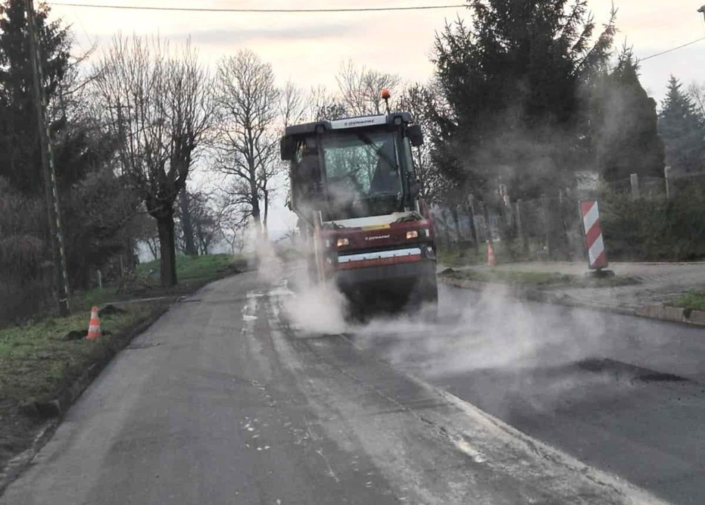 Trwa przebudowa odcinka drogi powiatowej w Młotkowie, w gminie Wysoka