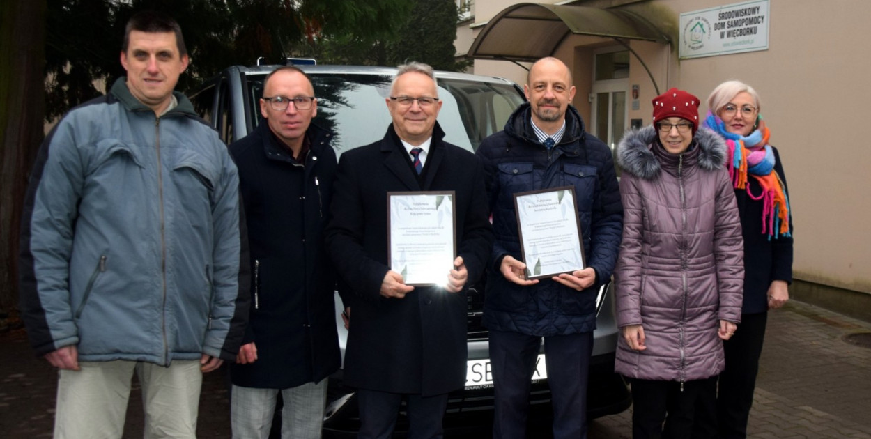 Przekazanie nowego samochodu dla Środowiskowego Domu Samopomocy w Więcborku