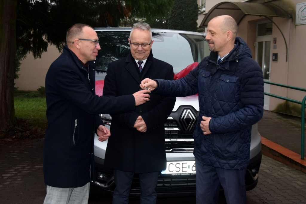 Przekazanie nowego samochodu dla Środowiskowego Domu Samopomocy w Więcborku