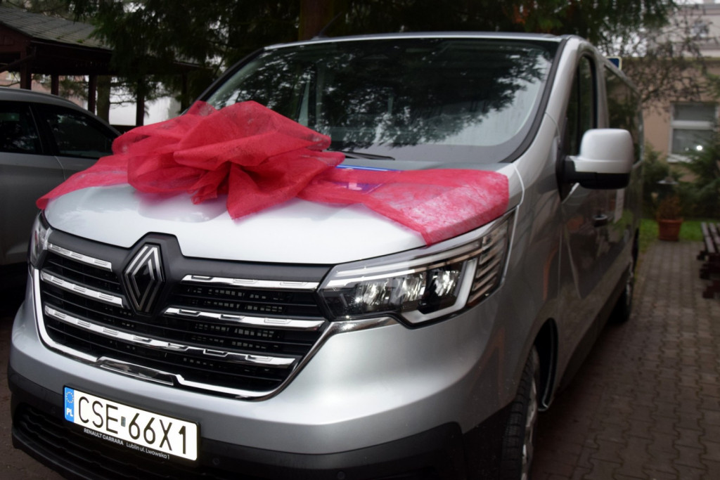 Przekazanie nowego samochodu dla Środowiskowego Domu Samopomocy w Więcborku