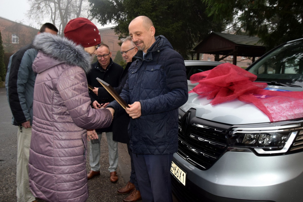 Przekazanie nowego samochodu dla Środowiskowego Domu Samopomocy w Więcborku
