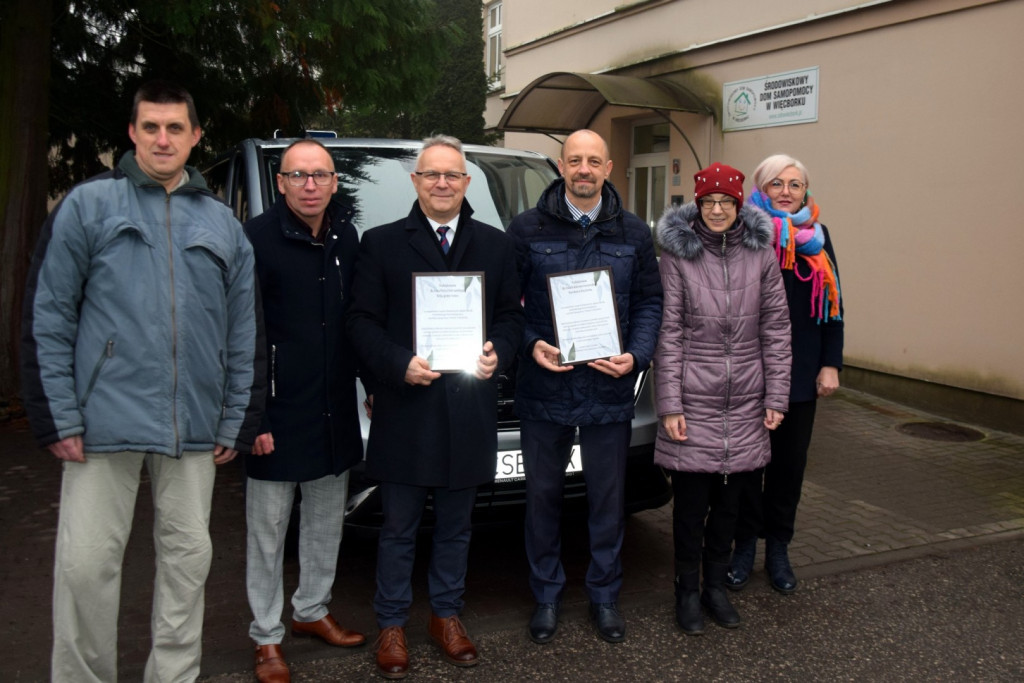 Przekazanie nowego samochodu dla Środowiskowego Domu Samopomocy w Więcborku