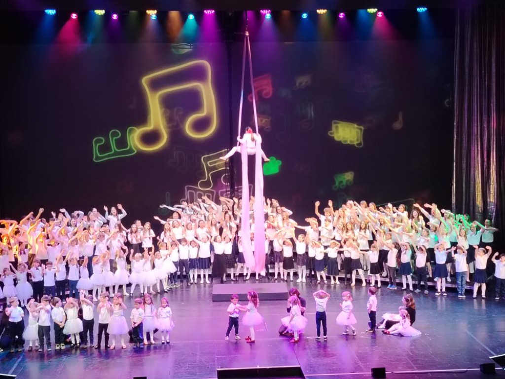 Dzieci z Człuchowa na scenie Teatru Muzycznego w Gdyni