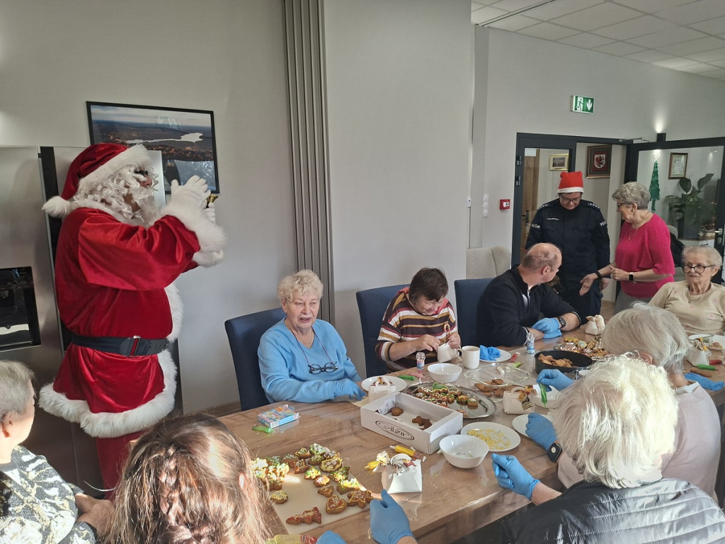 Policjantki z Mikołajem odwiedziły najmłodszych i seniorów w Sępólnie Krajeńskim