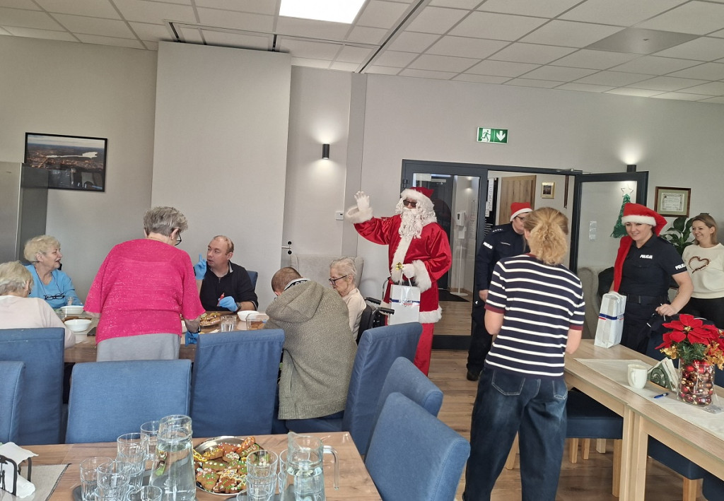 Policjantki z Mikołajem odwiedziły najmłodszych i seniorów w Sępólnie Krajeńskim