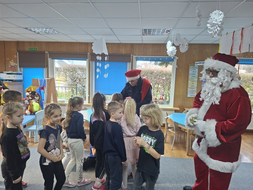 Policjantki z Mikołajem odwiedziły najmłodszych i seniorów w Sępólnie Krajeńskim