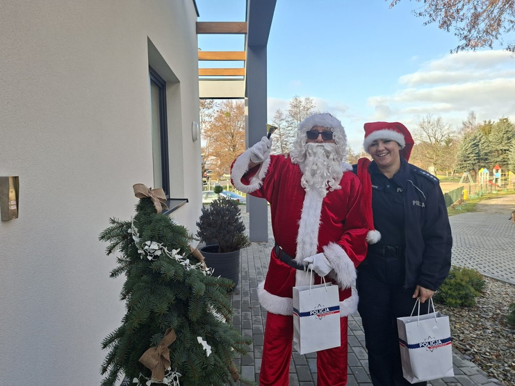 Policjantki z Mikołajem odwiedziły najmłodszych i seniorów w Sępólnie Krajeńskim