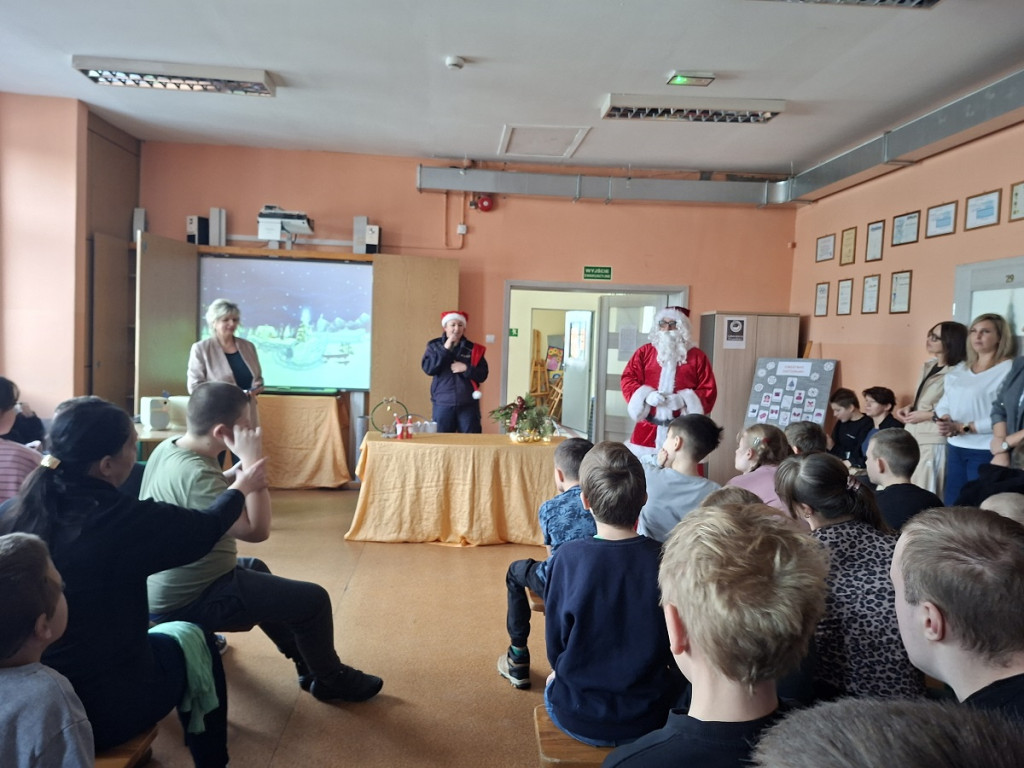 Policjantki z Mikołajem odwiedziły najmłodszych i seniorów w Sępólnie Krajeńskim