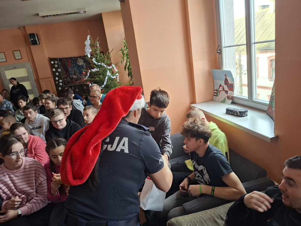 Policjantki z Mikołajem odwiedziły najmłodszych i seniorów w Sępólnie Krajeńskim