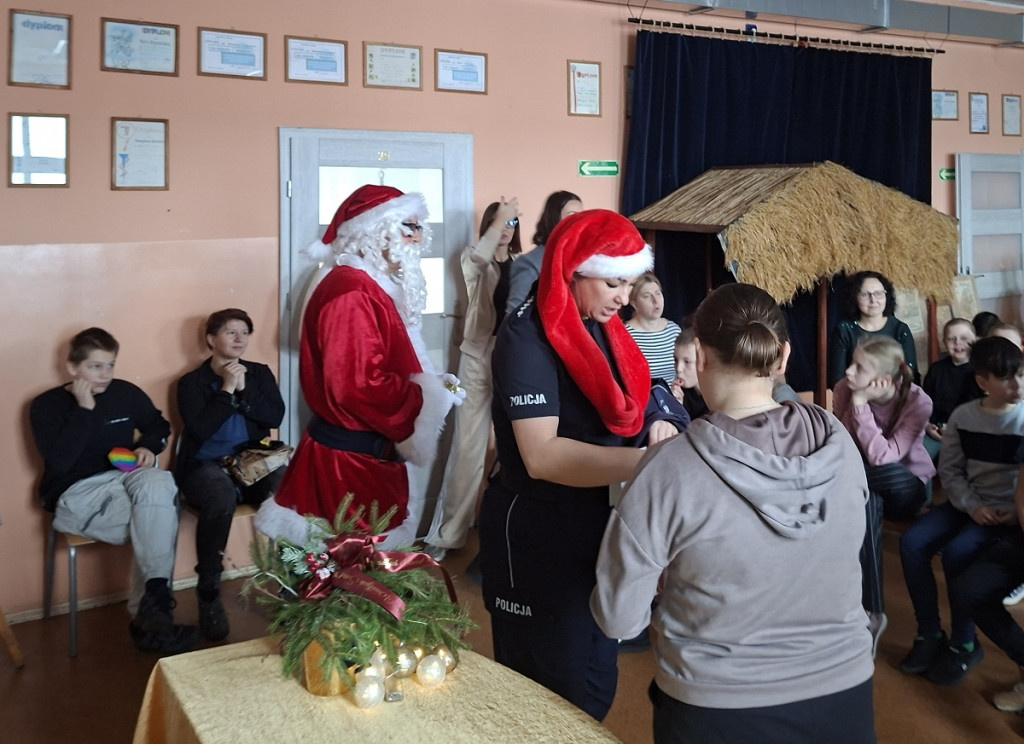 Policjantki z Mikołajem odwiedziły najmłodszych i seniorów w Sępólnie Krajeńskim