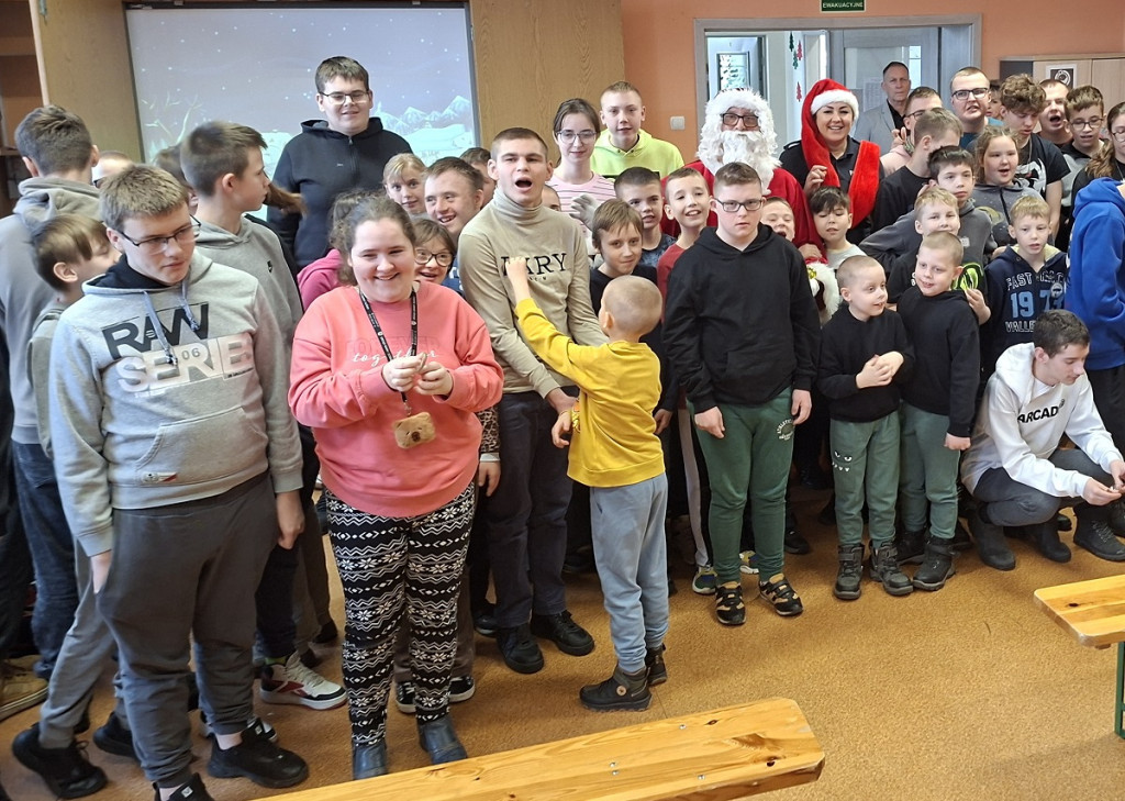 Policjantki z Mikołajem odwiedziły najmłodszych i seniorów w Sępólnie Krajeńskim