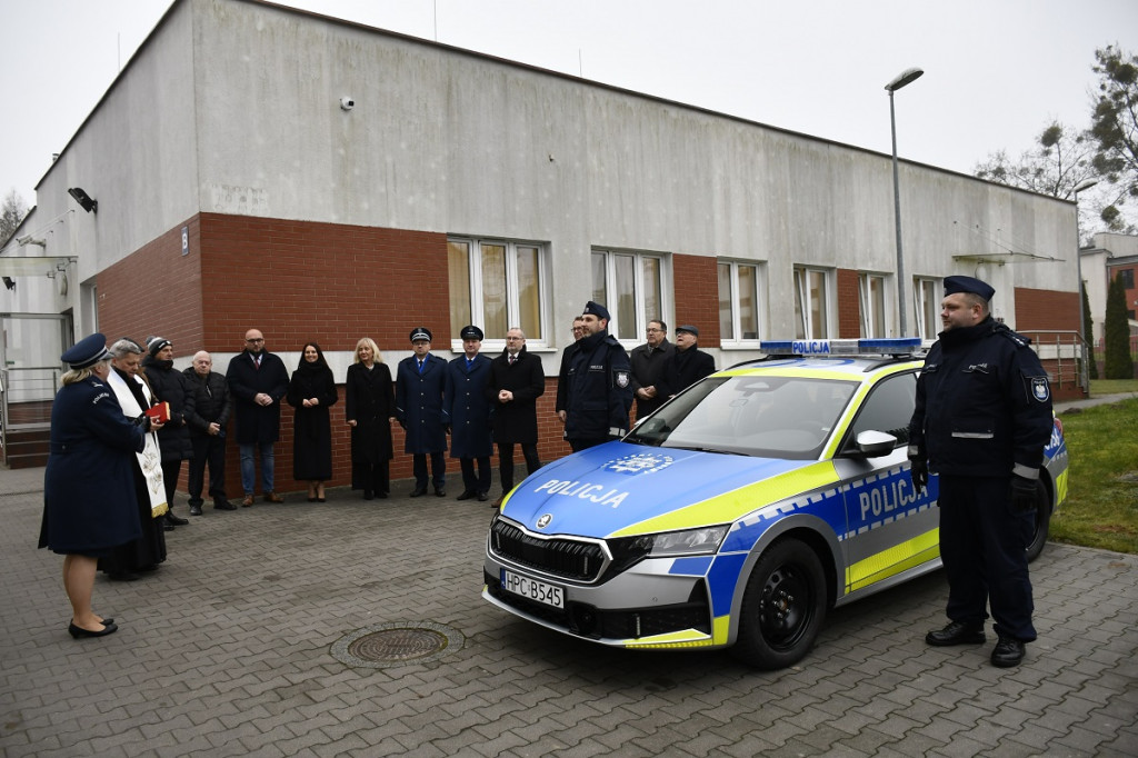 Sępólno Krajeńskie: Uroczyste przekazanie sępoleńskim policjantom nowoczesnego radiowozu