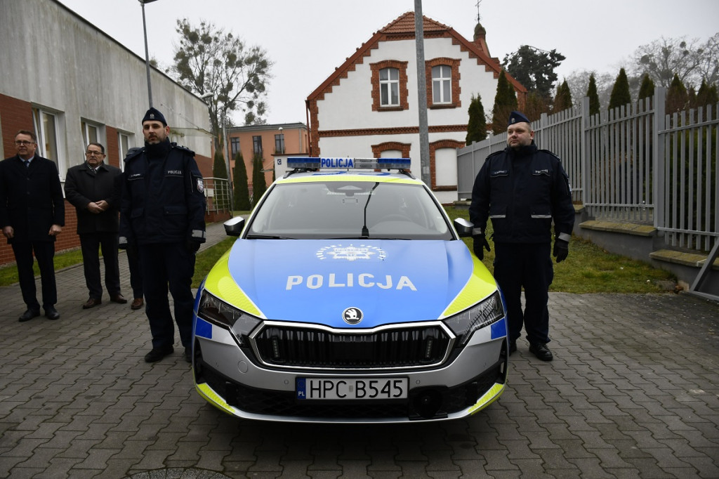 Sępólno Krajeńskie: Uroczyste przekazanie sępoleńskim policjantom nowoczesnego radiowozu