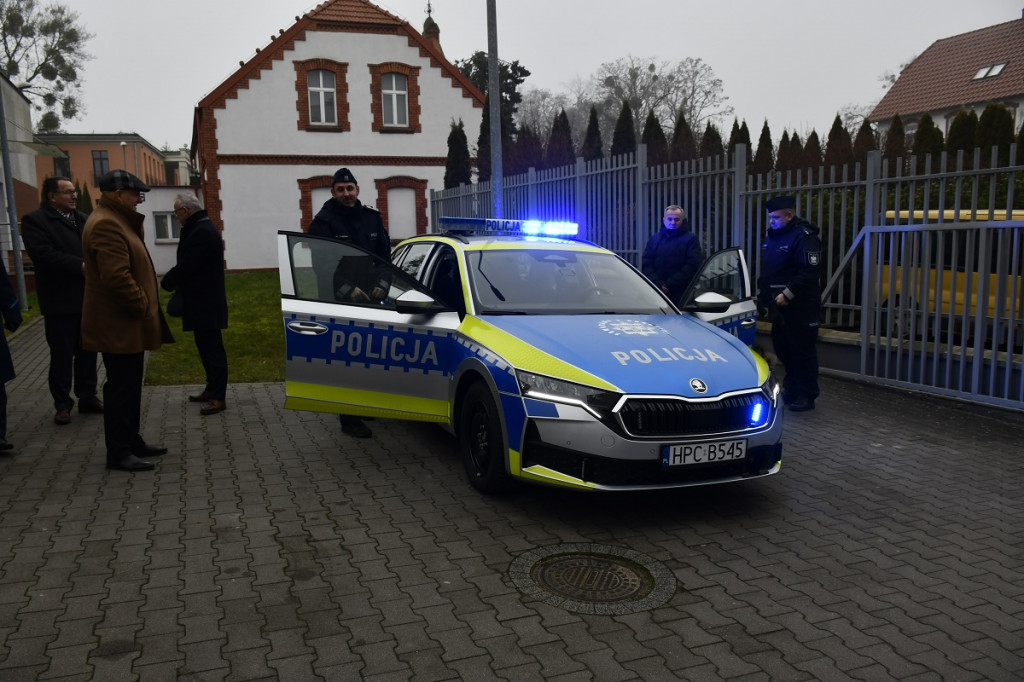 Sępólno Krajeńskie: Uroczyste przekazanie sępoleńskim policjantom nowoczesnego radiowozu