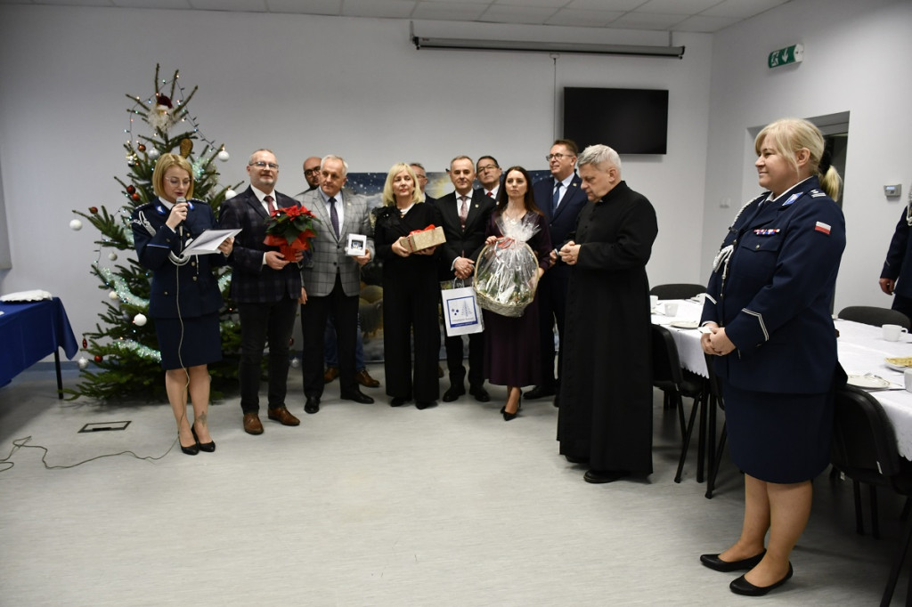 Sępólno Krajeńskie: Uroczyste przekazanie sępoleńskim policjantom nowoczesnego radiowozu