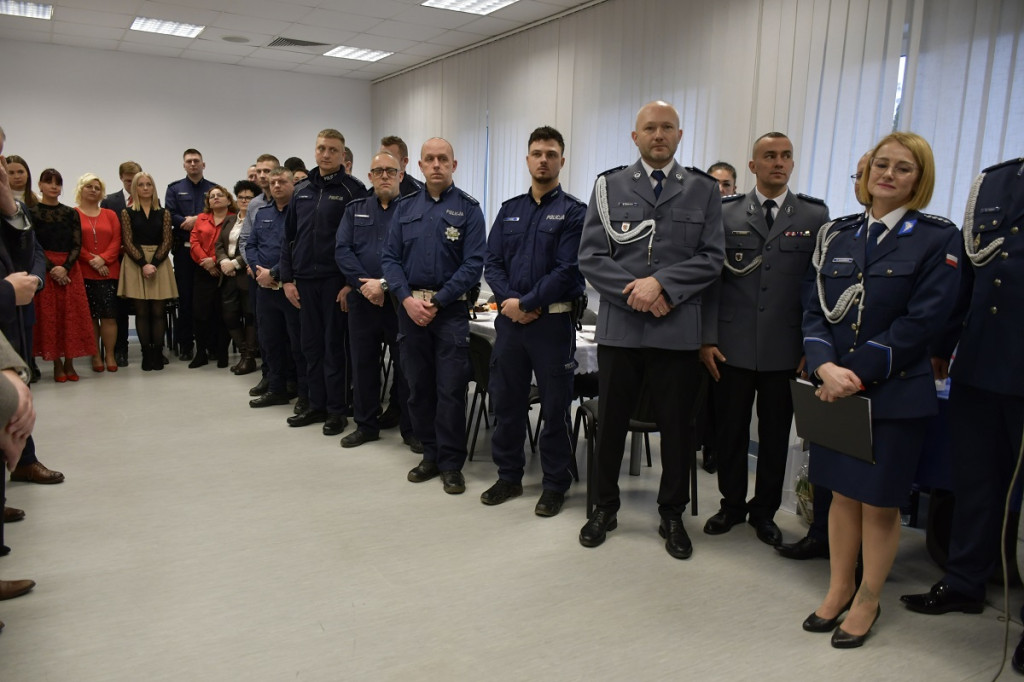 Sępólno Krajeńskie: Uroczyste przekazanie sępoleńskim policjantom nowoczesnego radiowozu