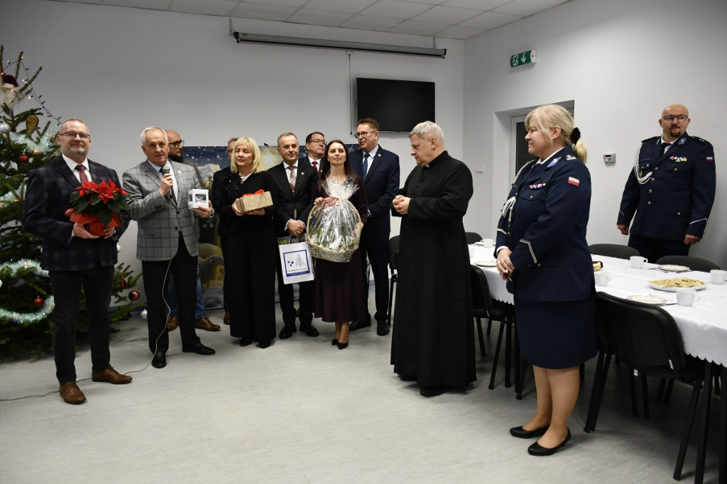 Sępólno Krajeńskie: Uroczyste przekazanie sępoleńskim policjantom nowoczesnego radiowozu