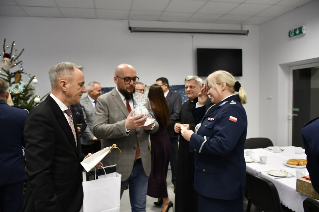 Sępólno Krajeńskie: Uroczyste przekazanie sępoleńskim policjantom nowoczesnego radiowozu