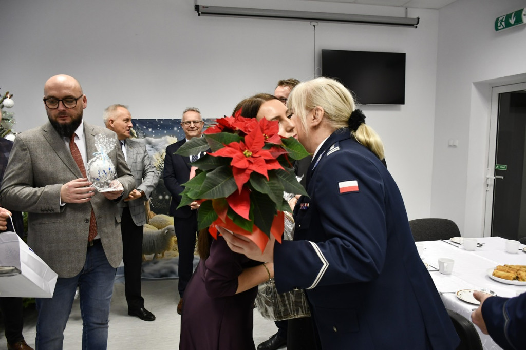 Sępólno Krajeńskie: Uroczyste przekazanie sępoleńskim policjantom nowoczesnego radiowozu