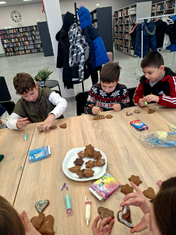 Nakło nad Notecią: Magia świąt w bibliotece - grudniowe warsztaty kreatywne