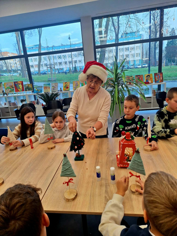 Nakło nad Notecią: Magia świąt w bibliotece - grudniowe warsztaty kreatywne