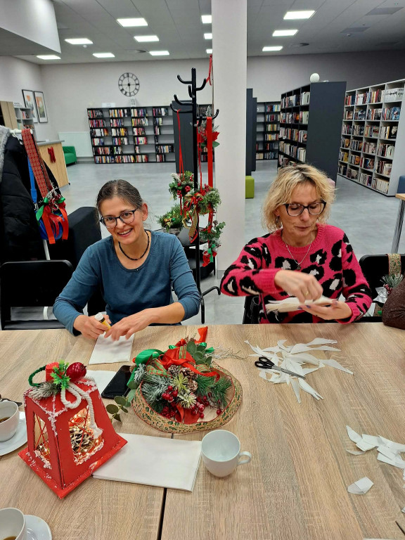 Nakło nad Notecią: Magia świąt w bibliotece - grudniowe warsztaty kreatywne