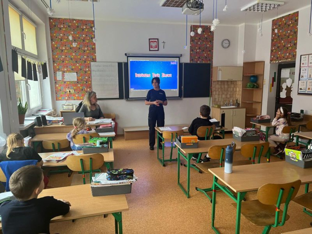 Człuchów: Policjanci przygotowują uczniów do zimowego wypoczynku