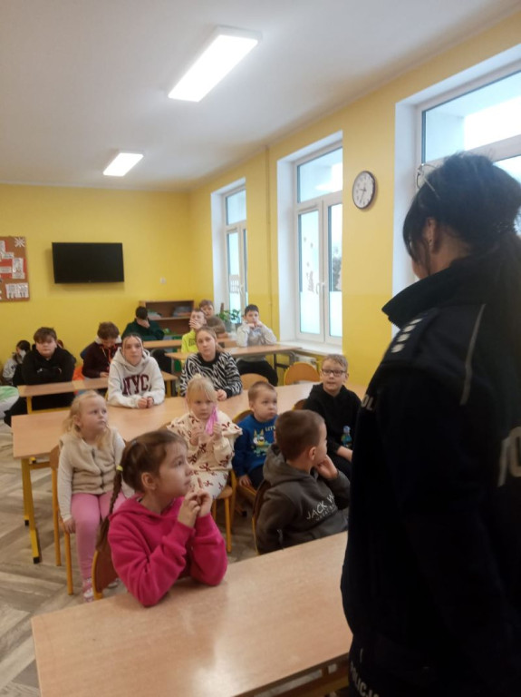 Człuchów: Policjanci przygotowują uczniów do zimowego wypoczynku
