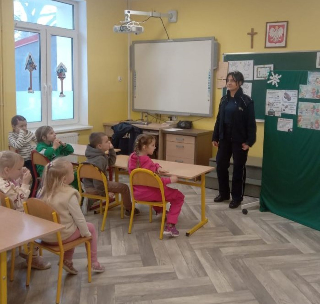 Człuchów: Policjanci przygotowują uczniów do zimowego wypoczynku