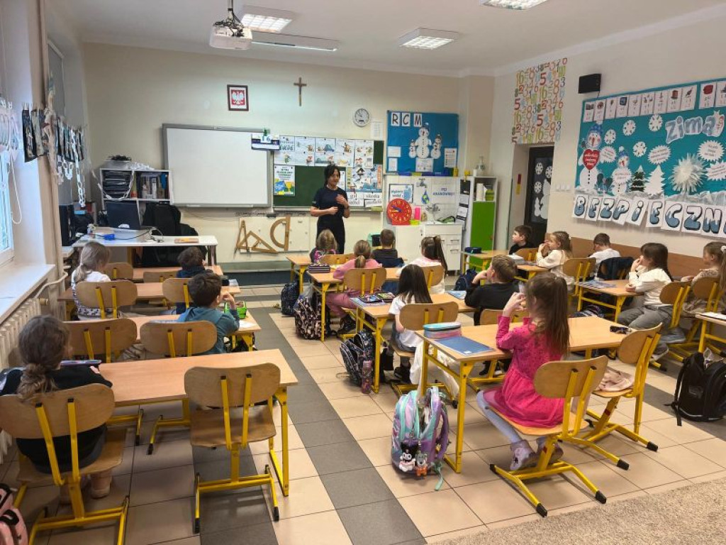 Człuchów: Policjanci przygotowują uczniów do zimowego wypoczynku