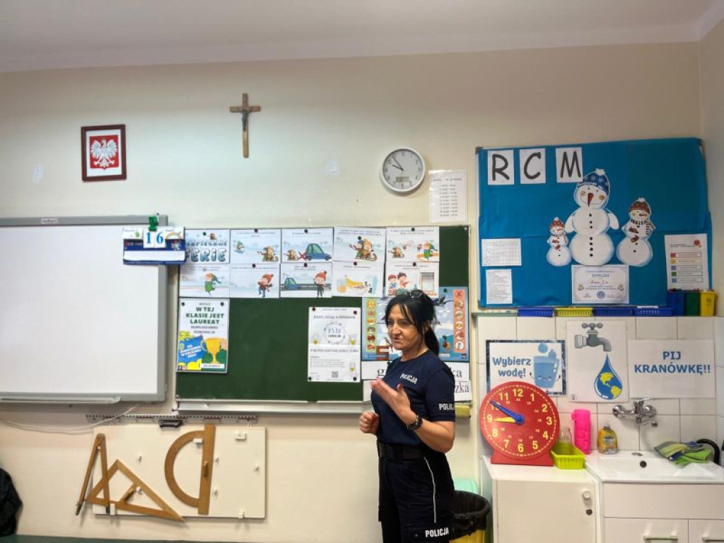 Człuchów: Policjanci przygotowują uczniów do zimowego wypoczynku