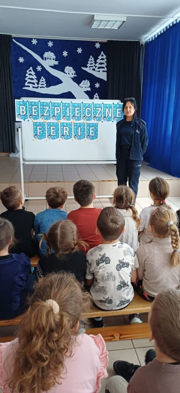 Człuchów: Policjanci przygotowują uczniów do zimowego wypoczynku