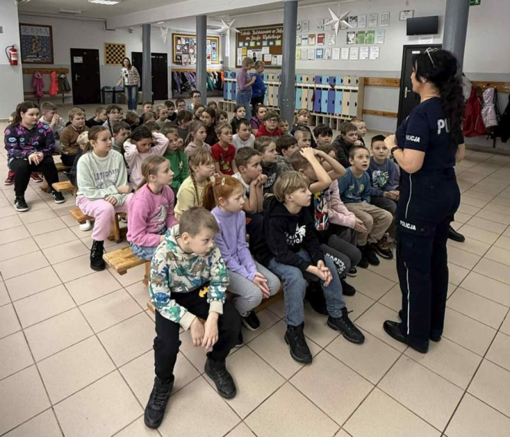 Człuchów: Policjanci przygotowują uczniów do zimowego wypoczynku