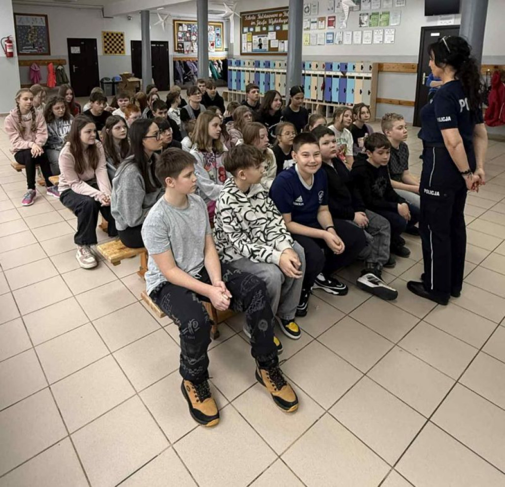 Człuchów: Policjanci przygotowują uczniów do zimowego wypoczynku