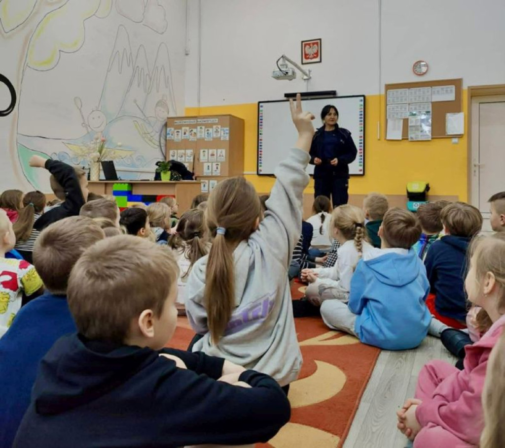 Człuchów: Policjanci przygotowują uczniów do zimowego wypoczynku