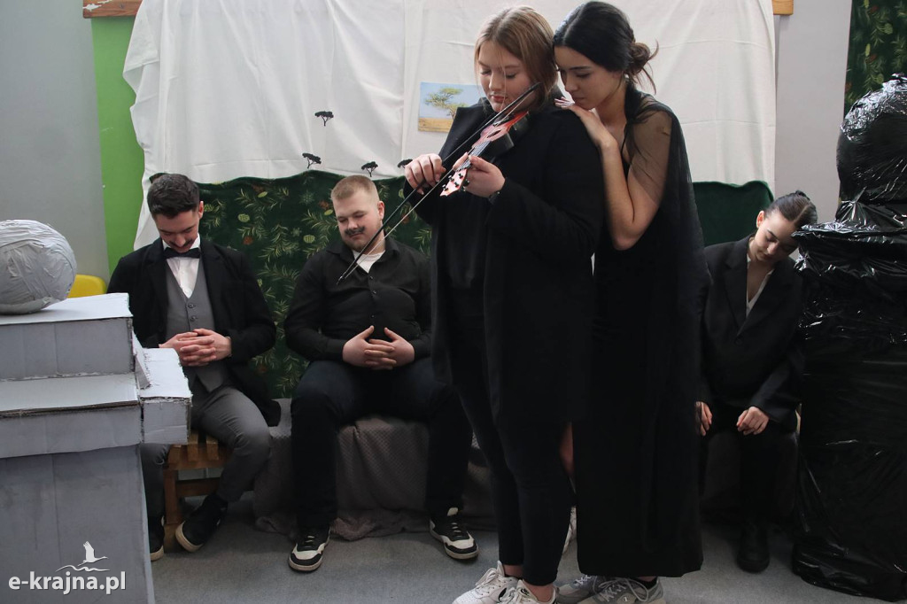 Sypniewo: Igraszki ze sztuką w ZSCKR - wystawa żywych obrazów 2