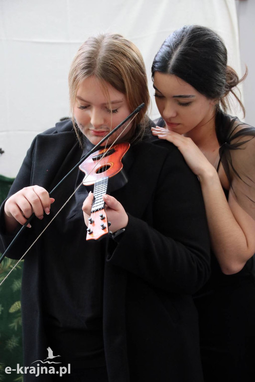 Sypniewo: Igraszki ze sztuką w ZSCKR - wystawa żywych obrazów 2