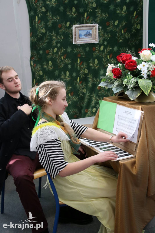 Sypniewo: Igraszki ze sztuką w ZSCKR - wystawa żywych obrazów 2