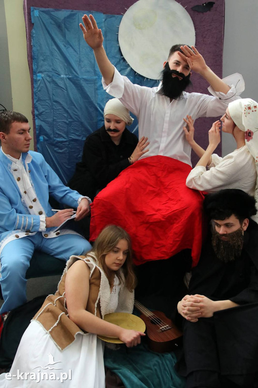 Sypniewo: Igraszki ze sztuką w ZSCKR - wystawa żywych obrazów 2