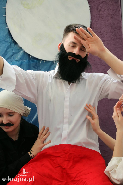 Sypniewo: Igraszki ze sztuką w ZSCKR - wystawa żywych obrazów 2