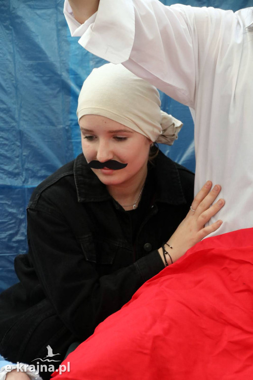 Sypniewo: Igraszki ze sztuką w ZSCKR - wystawa żywych obrazów 2