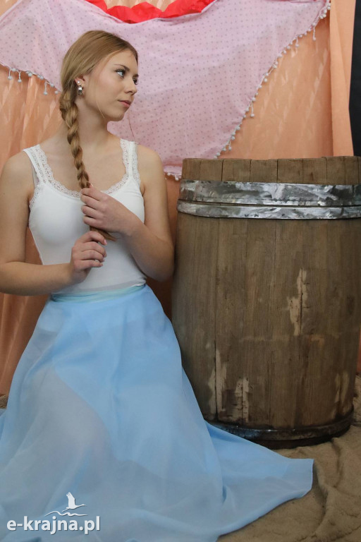 Sypniewo: Igraszki ze sztuką w ZSCKR - wystawa żywych obrazów 2