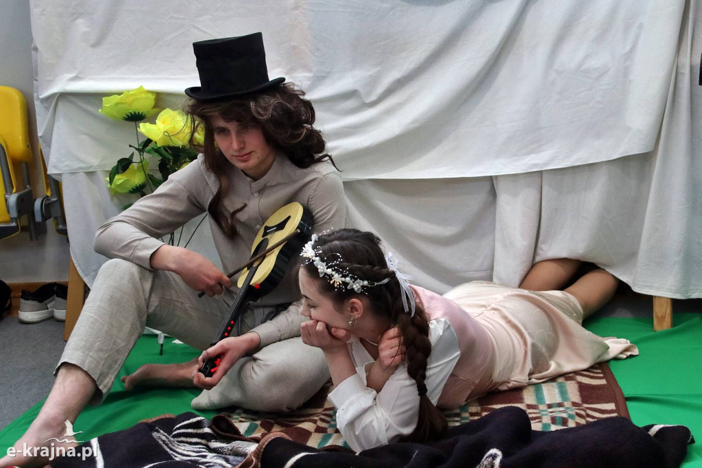 Sypniewo: Igraszki ze sztuką w ZSCKR - wystawa żywych obrazów 2