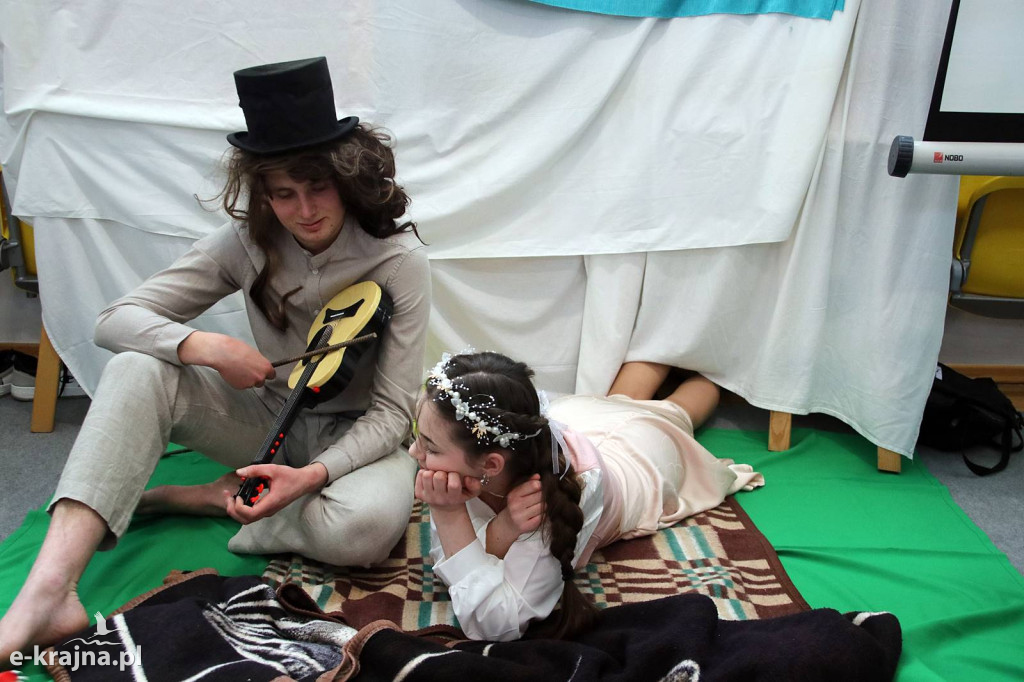 Sypniewo: Igraszki ze sztuką w ZSCKR - wystawa żywych obrazów 2