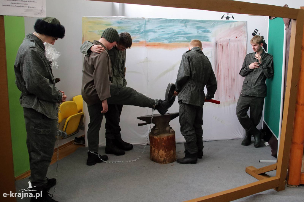 Sypniewo: Igraszki ze sztuką w ZSCKR - wystawa żywych obrazów 2