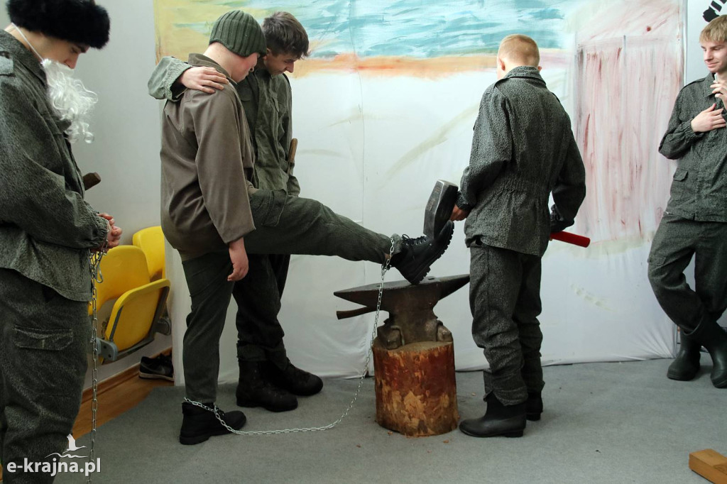 Sypniewo: Igraszki ze sztuką w ZSCKR - wystawa żywych obrazów 2