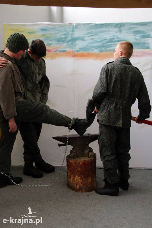 Sypniewo: Igraszki ze sztuką w ZSCKR - wystawa żywych obrazów 2