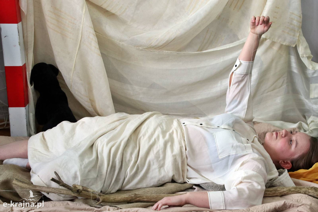 Sypniewo: Igraszki ze sztuką w ZSCKR - wystawa żywych obrazów 2