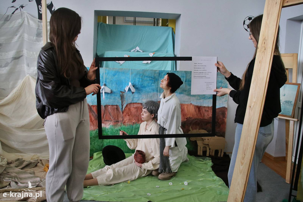 Sypniewo: Igraszki ze sztuką w ZSCKR - wystawa żywych obrazów 2